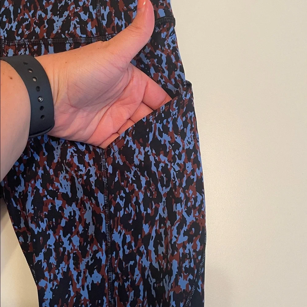 Lululemon Size 2 Side Pockets Blue and Brown Patterned‎ Leggings 24”